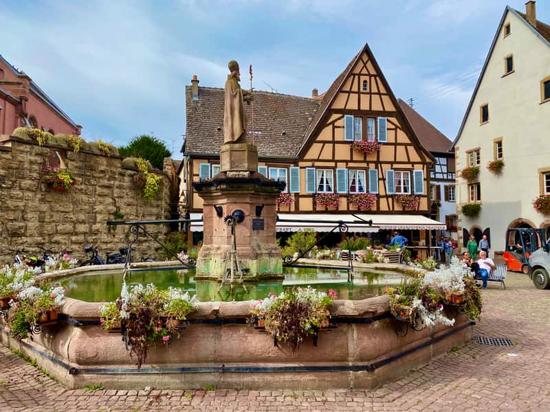 Wat ligt er achter de kerk in Eguisheim?