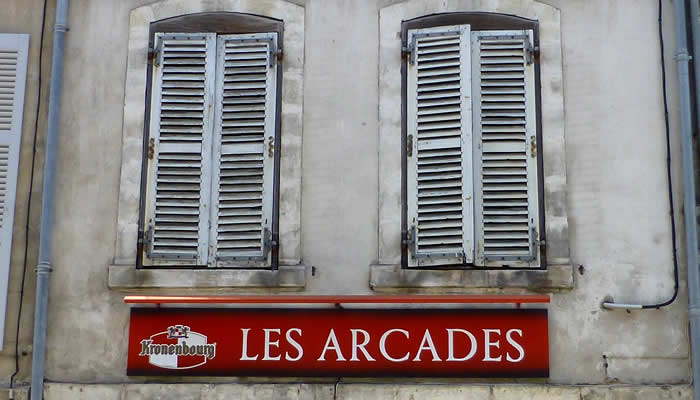 De schaduwrijke arcades van La Rochelle
