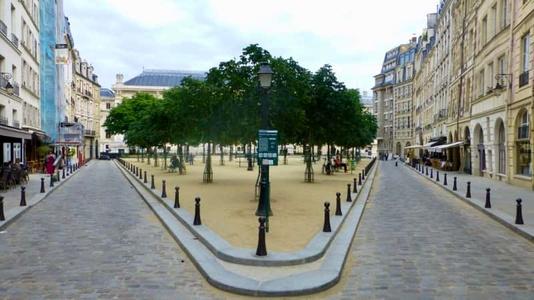 Il est cinq heures Paris s&rsquo;&eacute;veille